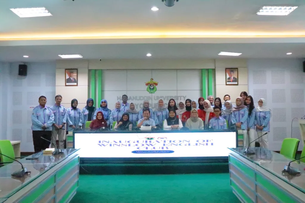 Momen bersejarah pelantikan 32 pengurus Winslow English Club (WEC) FKM Universitas Hasanuddin masa bakti 2025–2026 diabadikan bersama Dekan FKM Unhas, Prof. Sukri Palutturi, SKM, M.Kes., MSc.PH., Ph.D., sebagai simbol lahirnya generasi baru mahasiswa kesehatan masyarakat yang siap menguasai bahasa global, memperluas jejaring internasional, dan mengukuhkan FKM Unhas sebagai fakultas berdaya saing dunia.